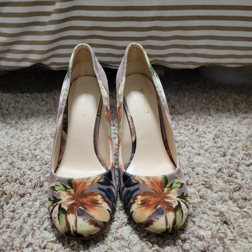 Ninewest Block Heel Velvel And Floral Size 6